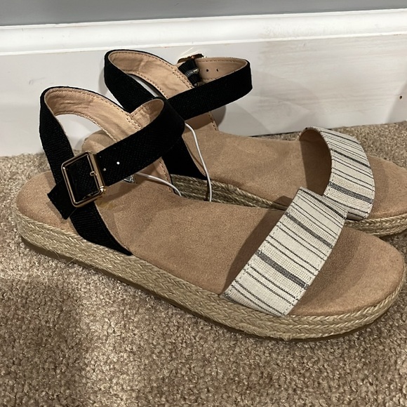 Sandals - Picture 2 of 3